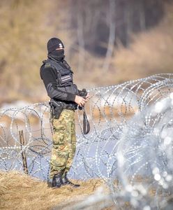 Straż Graniczna raportuje: trwa montaż stalowych słupów na granicy polsko-białoruskiej
