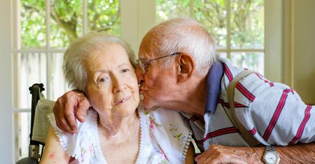 Dieta może zmniejszyć ryzyko Alzheimera. Sprawdź, ile wody powinieneś pić