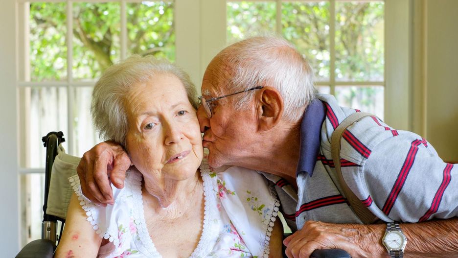Zdaniem brytyjskich naukowców picie wody i prawidłowa dieta mogą zmniejszyć ryzyko zachorowań na chorobę Alzheimera
