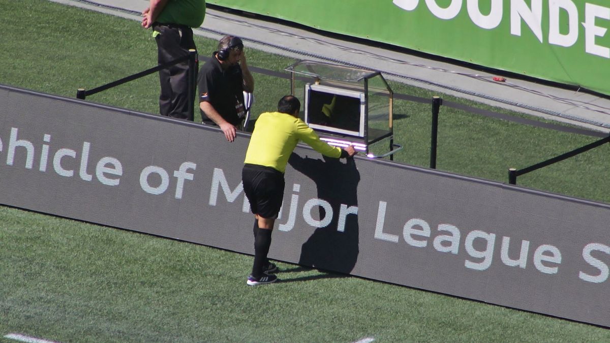 Wikimedia Commons / SounderBruce / Sędzia w czasie oglądania powtórek na monitorze