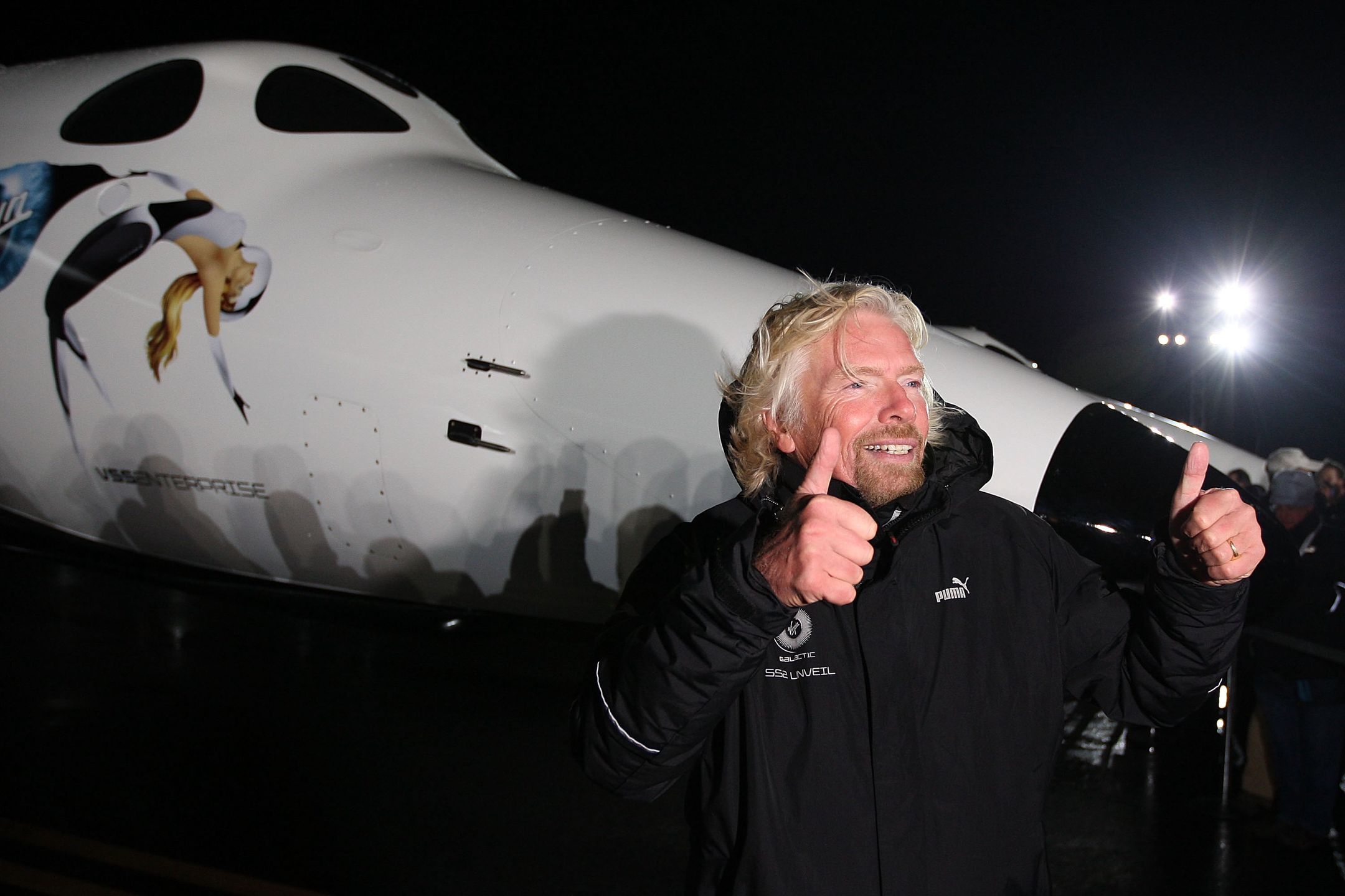 Sir Richard Branson podczas premiery pojazdu SpaceShipTwo. Branson liczy na rozwój kosmicznej turystyki