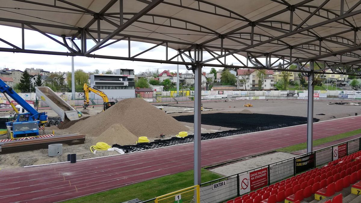 prace na stadionie Chojniczanki