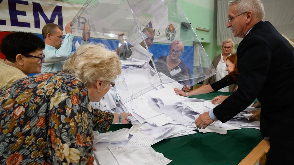 otwarcie urny wyborczej
Pozna�, 15.10.2023. Otwarcie urny wyborczej w Obwodowej Komisji Wyborczej nr 2 w Poznaniu, 15 bm. Zako�czy�y si� wybory parlamentarne. PiS wygra�o niedzielne wybory do Sejmu z wynikiem 36,8 proc. (aldg) PAP/Jakub Kaczmarczyk
Jakub Kaczmarczyk
2023, g�osy, komisja, liczenie g�os�w, parlamentarne, polityka, urna, wybory