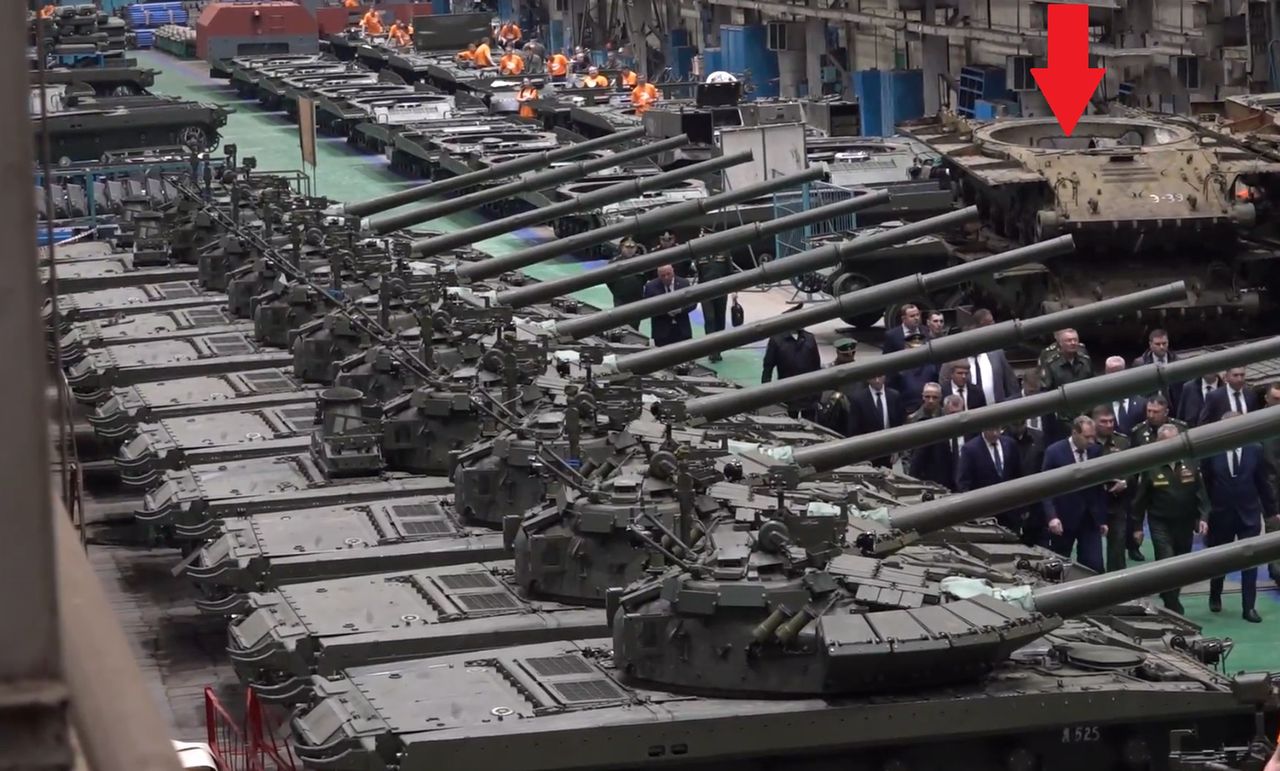 Siergiej Szojgu w fabryce produkującej "nowe" czołgi T-80BWM.