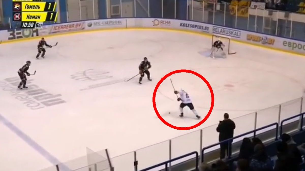 Instagram / Nioman Grodno / Na zdjęciu: Krystian Dziubiński zdobywa zwycięską bramkę w meczu HK Homel - Nioman Grodno