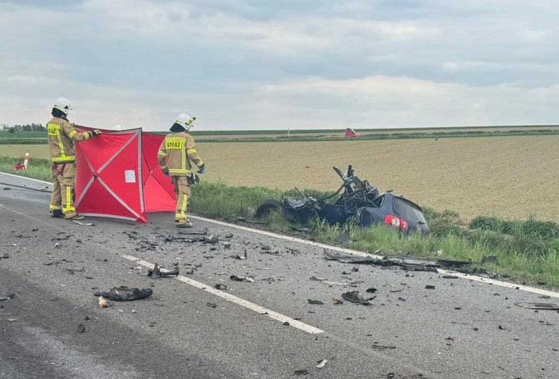 (fot. Policja Śląska, źródło Policja Śląska) Auto osobowe zmiażdżone po zderzeniu z ciężarówką