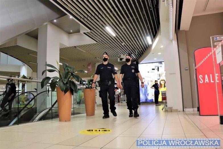 Do galerii handlowych wkroczyła też policja, która będzie pilnować noszenia maseczek