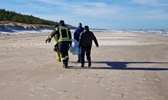 Zwłoki na plaży w Łebie. Niewykluczone, że to ofiara orkanu Otto