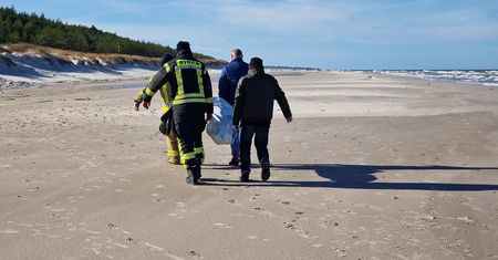 Zwłoki na plaży w Łebie. Niewykluczone, że to ofiara orkanu Otto