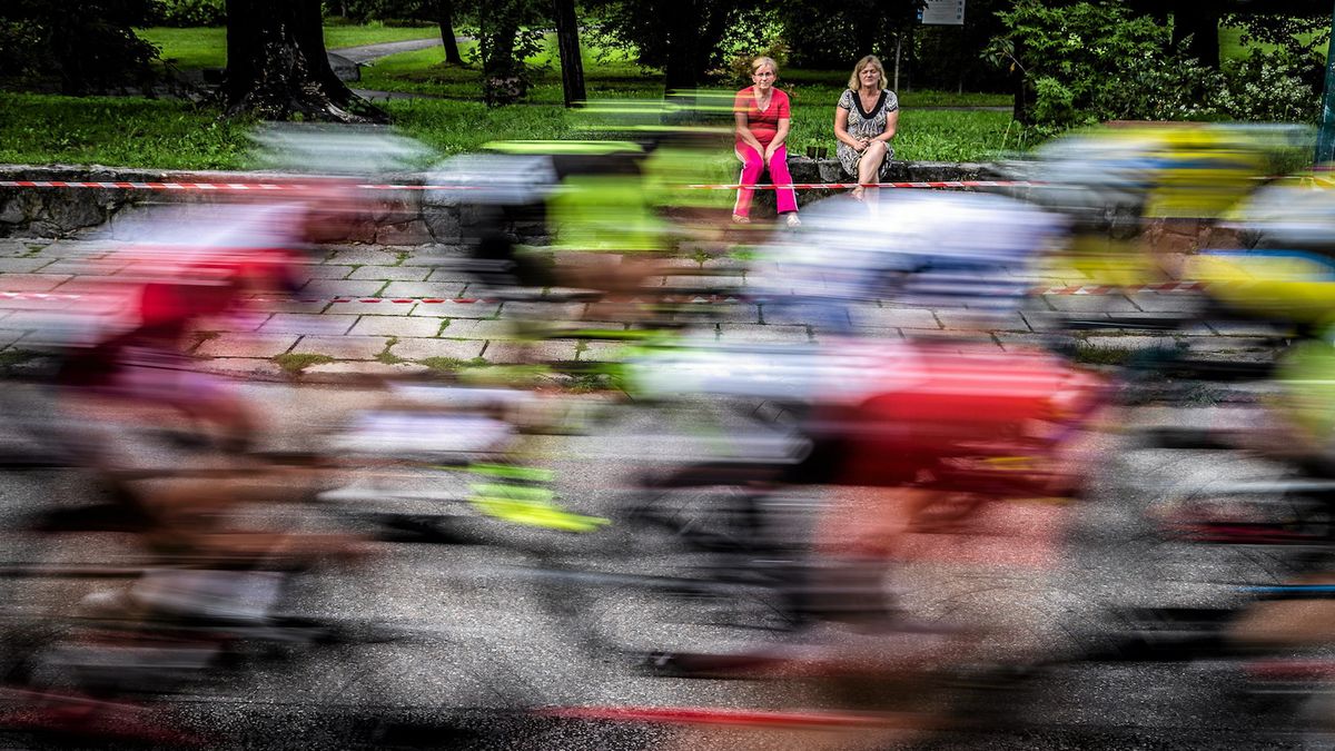 Zdjęcie okładkowe artykułu: Agencja Gazeta / Fot. Grzegorz Celejewski / Agencja Gazeta / Na zdjęciu kolarze w czasie wyścigu.