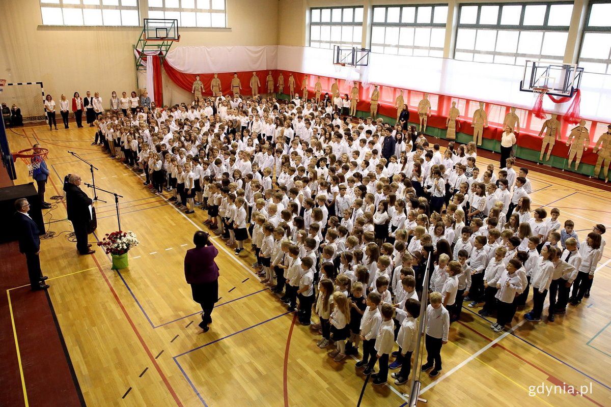 W sali gimnastycznej stłoczono ponad 500 dzieci. Wszystkie trafiły na kwarantannę