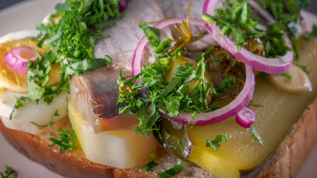 Kanapka ze śledziem, jajkiem i ogórkiem