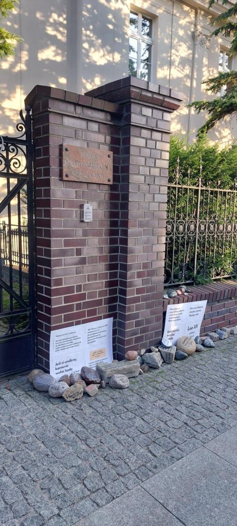 Kamienie pod poznańską kurią