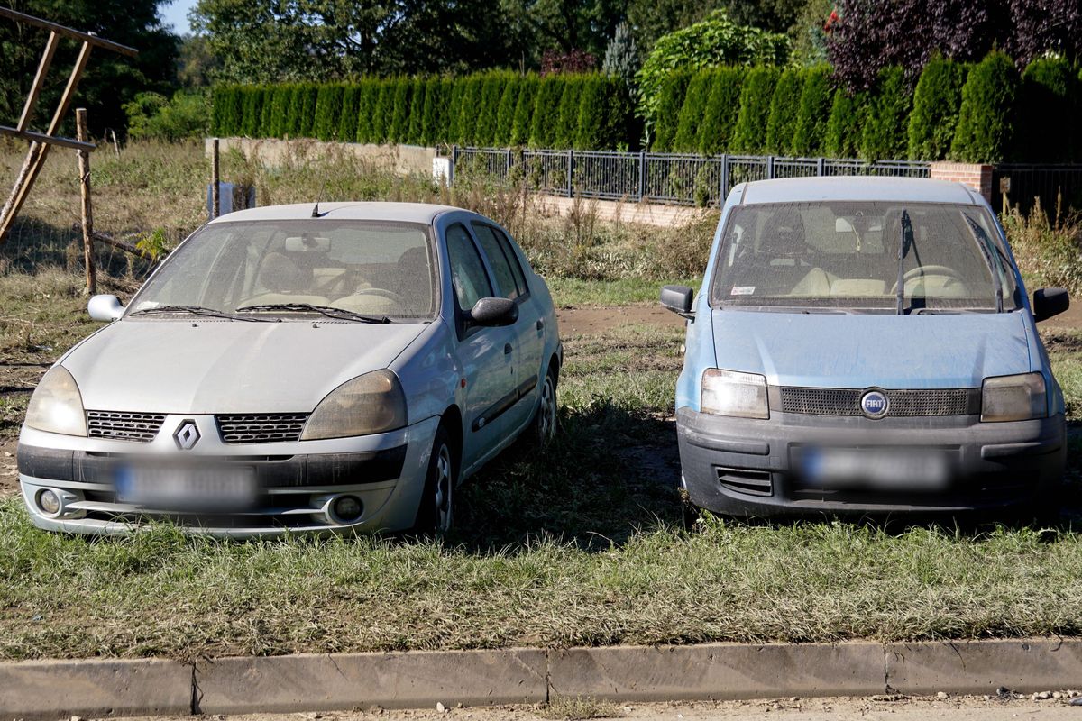 "Należy uważać, co się kupuje". Ekspert o autach zalanych powodzią