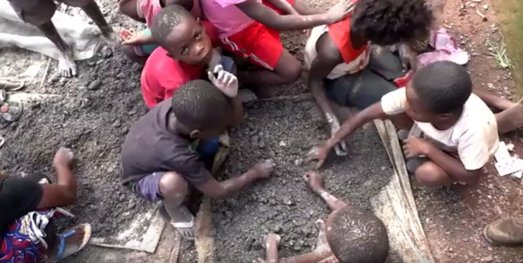 Dzieci, które pracują rękoma wydobywając &quot;krwawe minerały&quot;