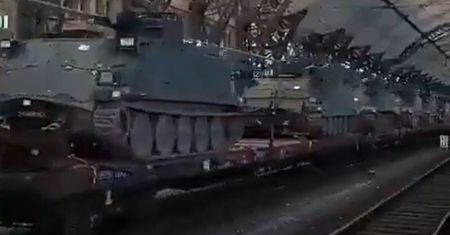 Już suną po torach. Pociąg pełen transporterów pędzi na wschód