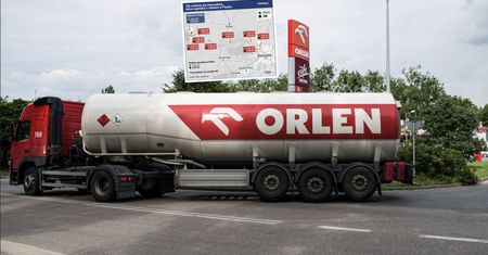 Ile kosztuje tankowanie tuż za płotem rafinerii Orlenu? O niższych cenach można zapomnieć