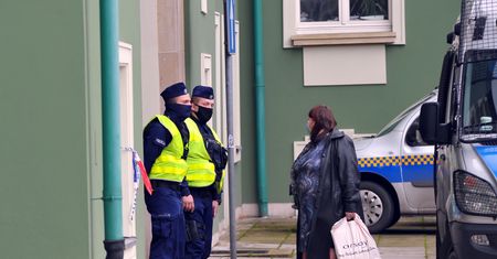 Mandaty za brak maseczki. Ponad 55 tys. ukaranych i kilkanaście tysięcy wniosków do sądu