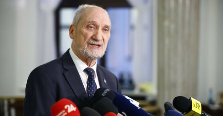 "Pan jest zde". Kuriozalna słowa Macierewicza