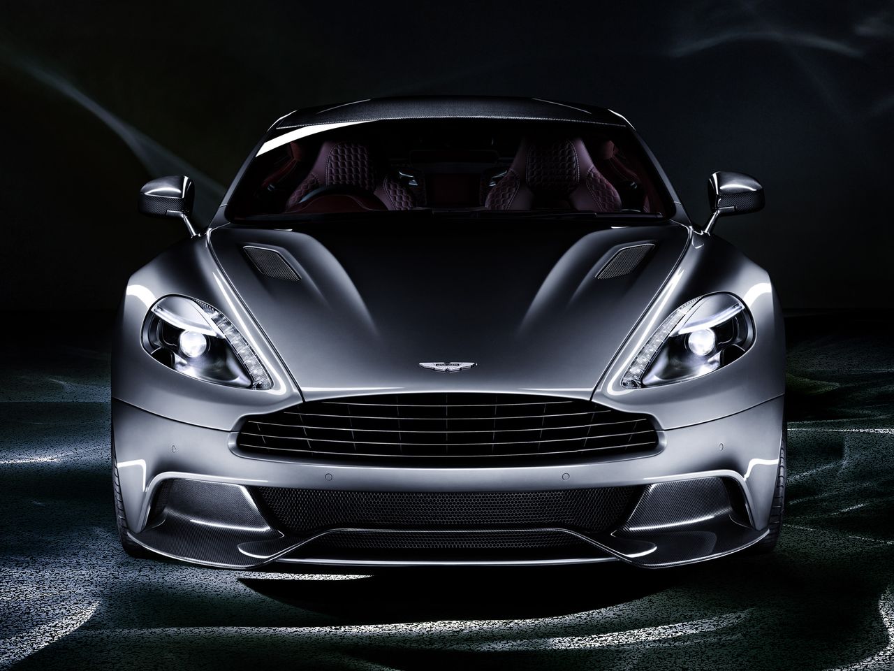 Aston Martin Vanquish to esencja brytyjskiej motoryzacji. Mocarne dzieło legendarnej marki dysponuje wolnossącą 6-litrową jednostką V12. Silnik ten generuje 573 KM przy 6750 rpm i 620 Nm przy 5500 rpm.