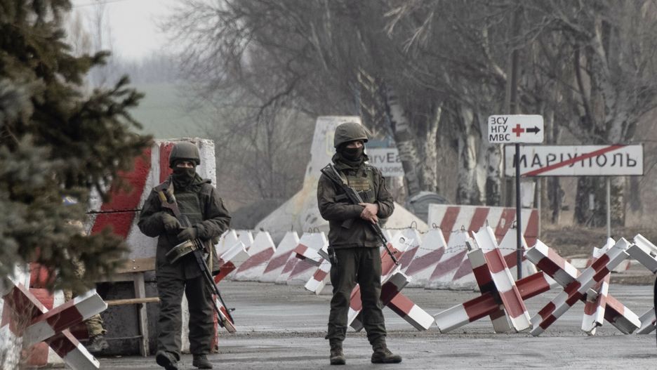 arch49Ukrainian soldiers stand on a check-point close to the line of separation from pro-Russian rebels, Mariupol, Donetsk region, Ukraine, Friday, Jan. 21, 2022. Blinken said the U.S. would be open to a meeting between Putin and U.S. President Joe Biden, if it would be ??suseful and productive.??? The two have met once in person in Geneva and have had several virtual conversations on Ukraine that have proven largely inconclusive. Washington and its allies have repeatedly promised consequences such as biting economic sanctions against Russia ??" though not military action ??" if it invades. (AP Photo/Andriy Dubchak)AP