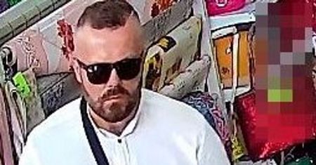 Spodobały mu się pośladki klientki sklepu. Szuka go policja