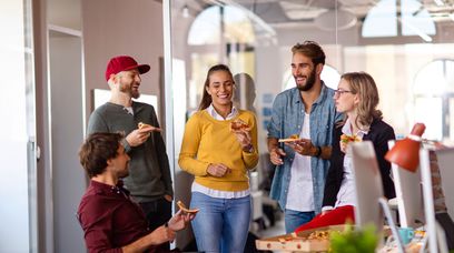 Za 1,4 tys. zł nauczy cię jak zjeść lunch. Etykieta dla biur po pandemii