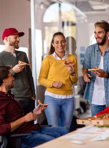 Za 1,4 tys. zł nauczy cię jak zjeść lunch. Etykieta dla biur po pandemii