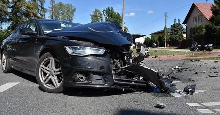 Kierowca audi nie ustąpił pierwszeństwa motocykliście. Doszło do zderzenia pojazdów