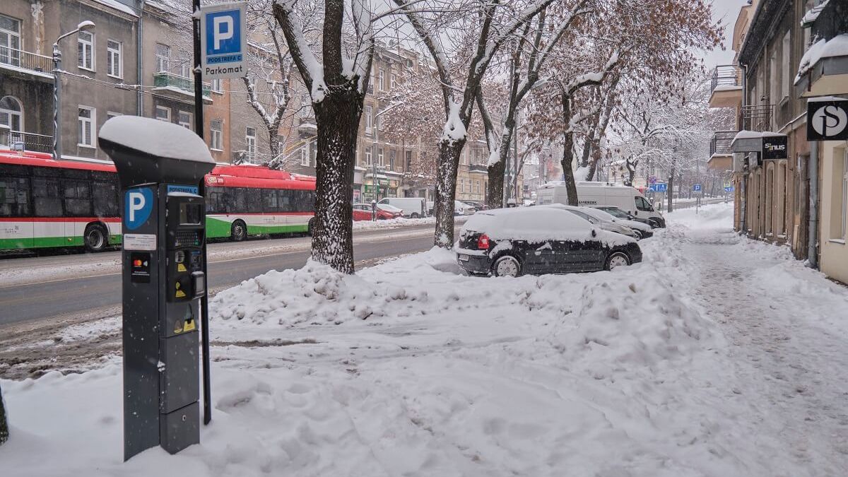 Śnieg zalegający na chodniku