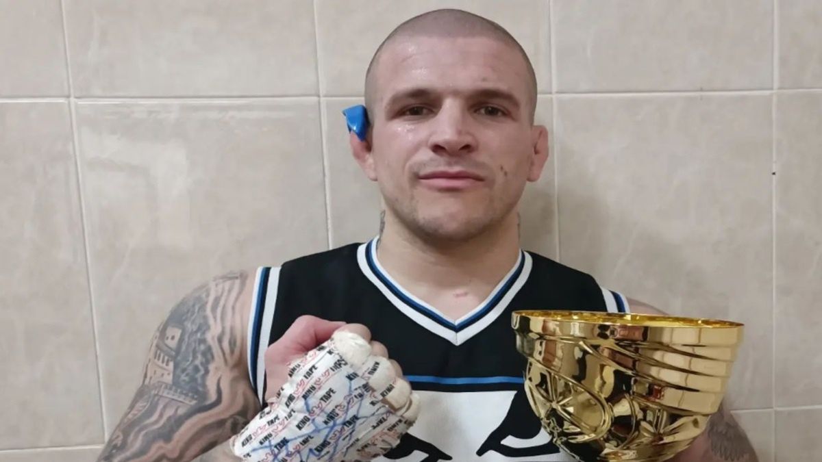 Vaso Bakocević z pucharem za zwycięstwo w walce