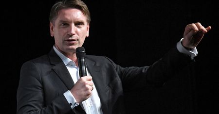 "Złapał ją za twarz, przycisnął do ściany, pocałował". Ujawniamy ustalenia prokuratury w sprawie Tomasza Lisa
