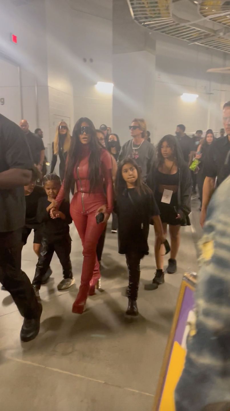 Odziana w obcisły kombinezon Kim Kardashian WSPIERA Kanye Westa na imprezie w Atlancie