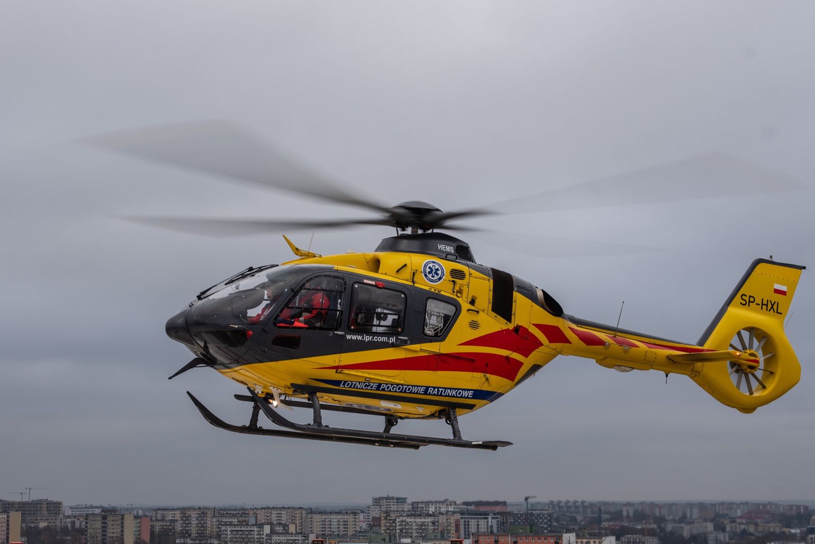 Śmigłowce LPR wysyłane są do najpoważniejszych przypadków, wymagających pilnej interwencji lekarza i szybkiego transportu do szpitala. Gdy brakuje karetek, dyspozytorzy podrywają je z ziemi również do innych przypadków. 