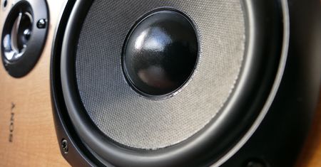 Przetestuj Nuclear – dobrze rokujący odtwarzacz muzyki z YouTube'a, SoundClouda i innych
