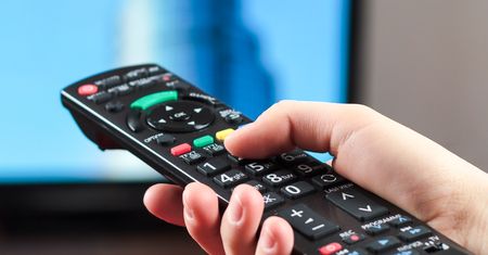 Polacy przyjęli telewizję hybrydową, kanały MUX 8 poznamy jesienią