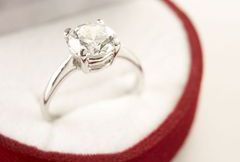 To najpopularniejszy pierścionek zaręczynowy!
