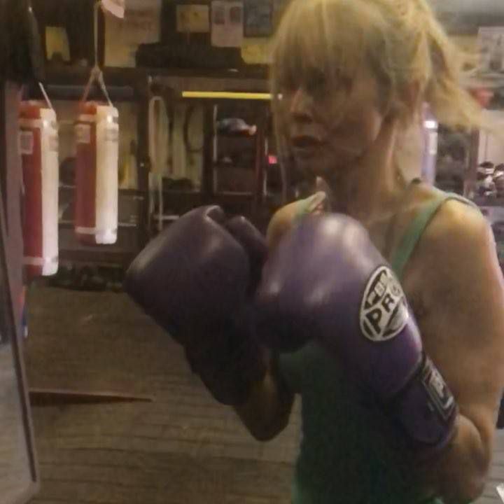 Izabella Scorupco w trakcie treningu bokserskiego