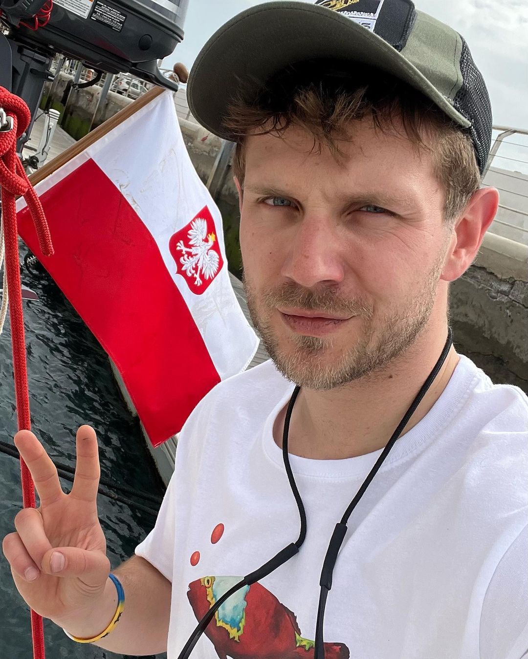 Antek Królikowski z flagą. Fot. Instagram