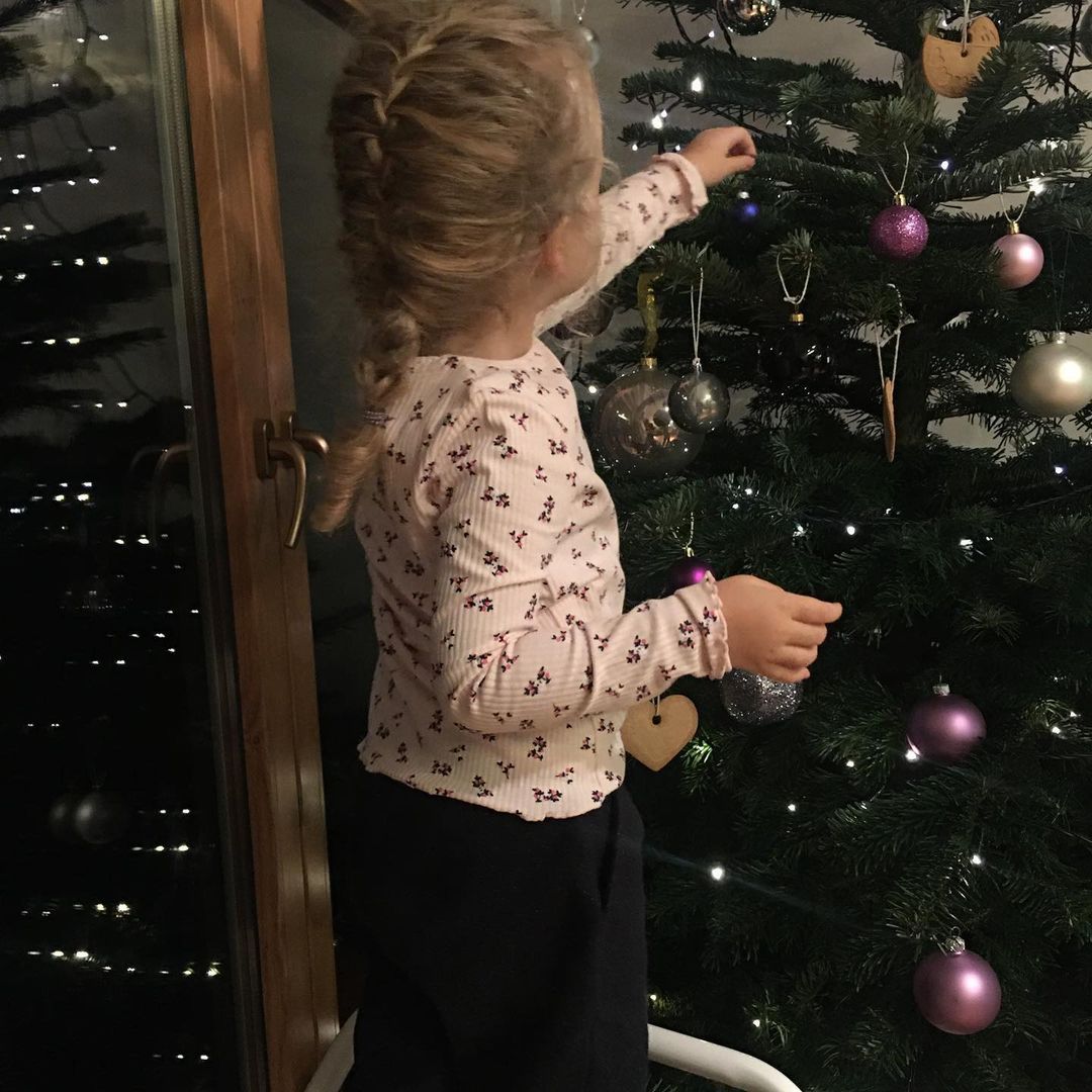 Tamara Arciuch - dzieci dekorują choinkę