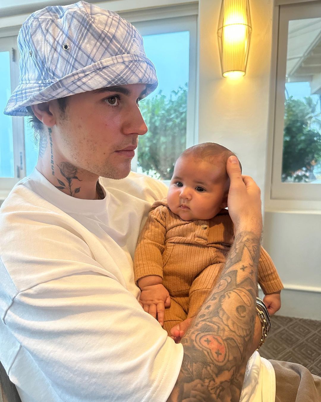 Justin Bieber i Hailey Bieber z niemowlęciem