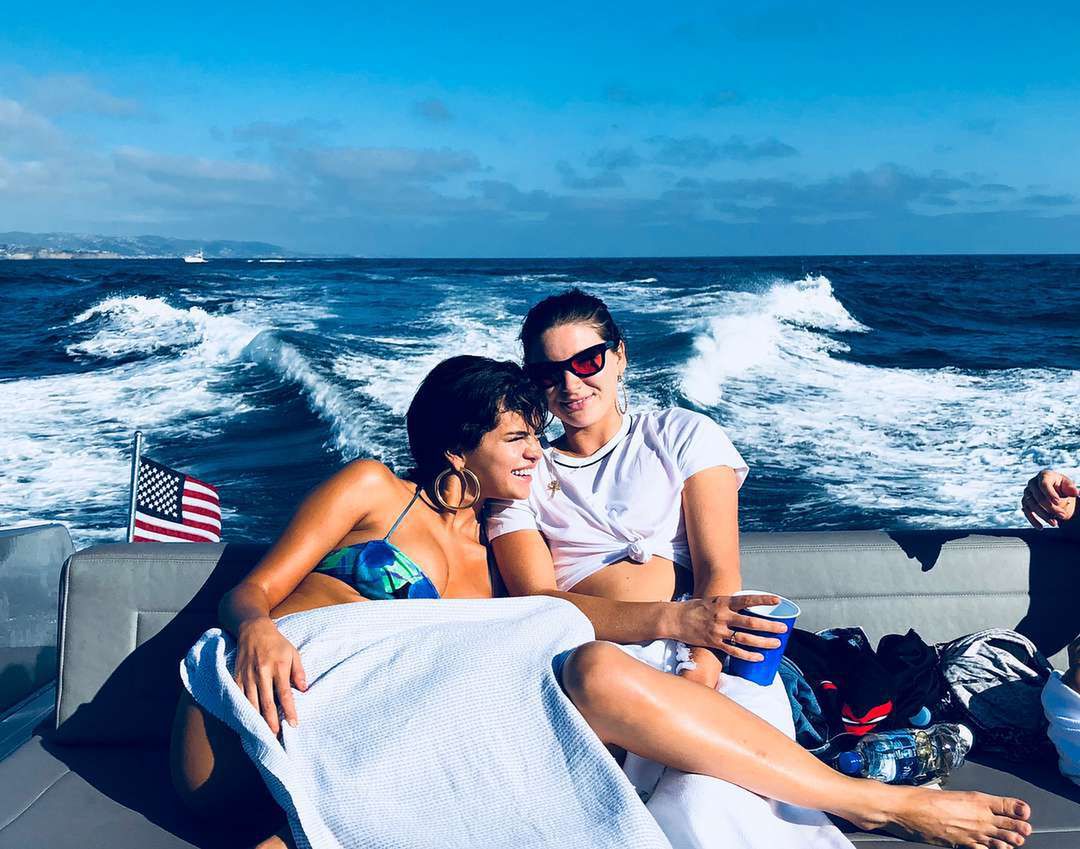 Selena Gomez na jachcie ze znajomymi