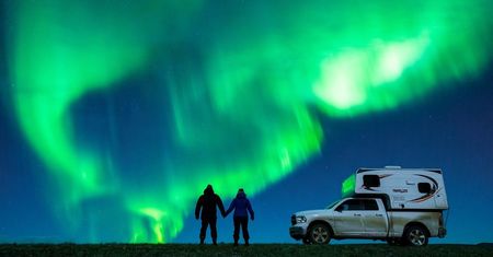 Fotograf oświadczył się pod osłoną zorzy polarnej. Zdjęcia z tego wydarzenia są przepiękne!