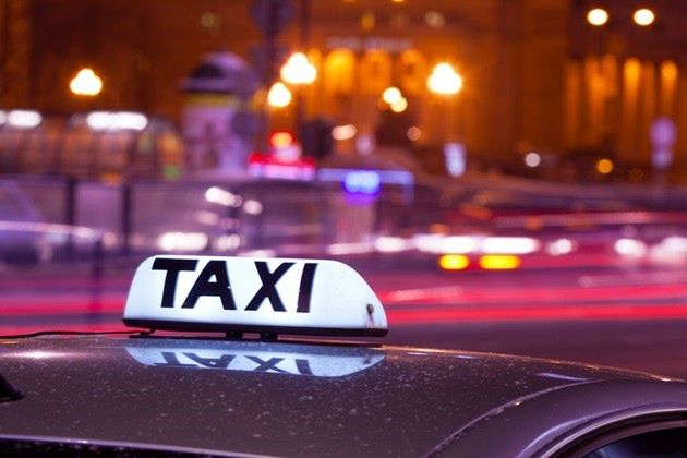 Siedem szokujących przedmiotów, które pasażerowie zostawiają w warszawskich taksówkach