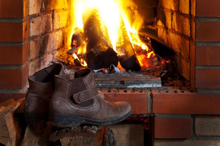 Mokre buty trzymajmy w temperaturze pokojowej lub przy większym źródle ciepła np. kaloryferze lub kominku