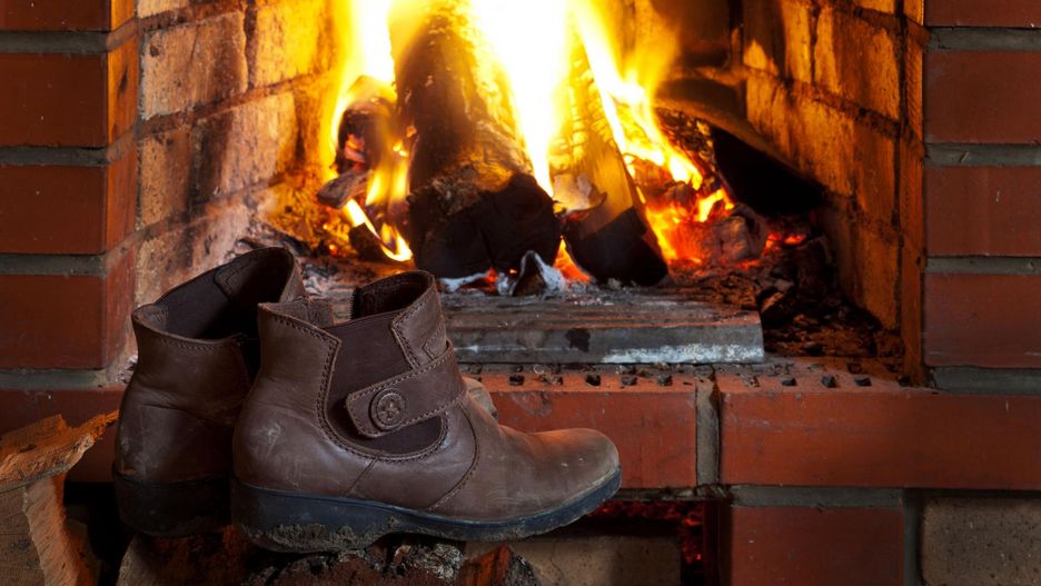 Mokre buty trzymajmy w temperaturze pokojowej lub przy większym źródle ciepła np. kaloryferze lub kominku
