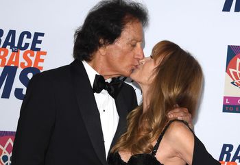 75-letnia Jane Seymour zaręczyła się i opowiada o szczegółach: "Nie mieliśmy na sobie ubrań"