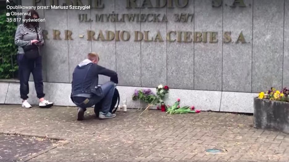 Krótkie wideo składania zniczy pod tablicą - szyldem radia na swoim profilu facebookowym opublikował znany pisarz Mariusz Szczygieł