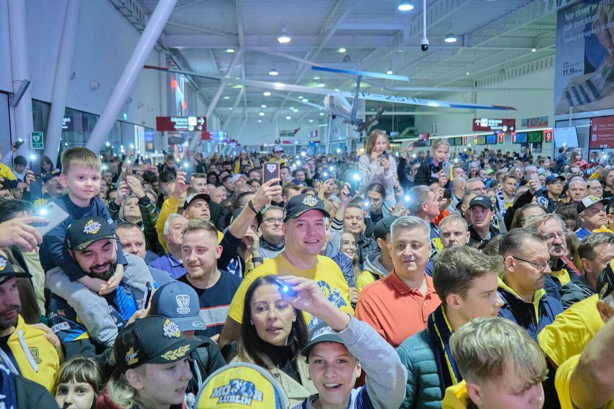 Prezentacja nowych zawodników Speedway Motor Lublin na lotnisku w Świdniku