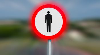 Zakaz wstępu do Puszczy Dulowskiej. Wiele drzew zostało uszkodzonych